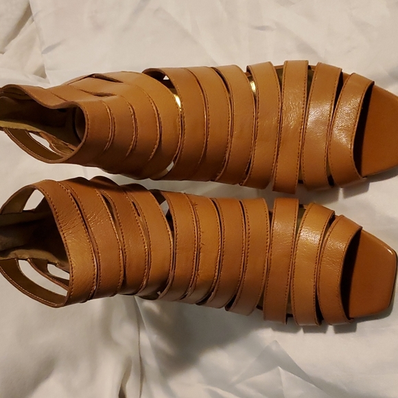 Arturo Chiang  tan (camel color) open toe with gold zipper back of heels - Picture 3 of 7